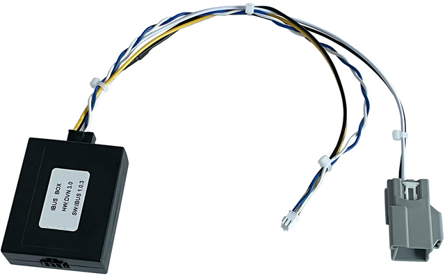 Schwarzes rechteckiges Gehäuse mit weißem Etikett, daran befestigte, gedrehte Kabelbündel mit mehrfarbigen Litzen, Kunststoffkabelbinder und zwei Stecker – ein grauer rechteckiger Stecker und ein kleiner weißer Stecker