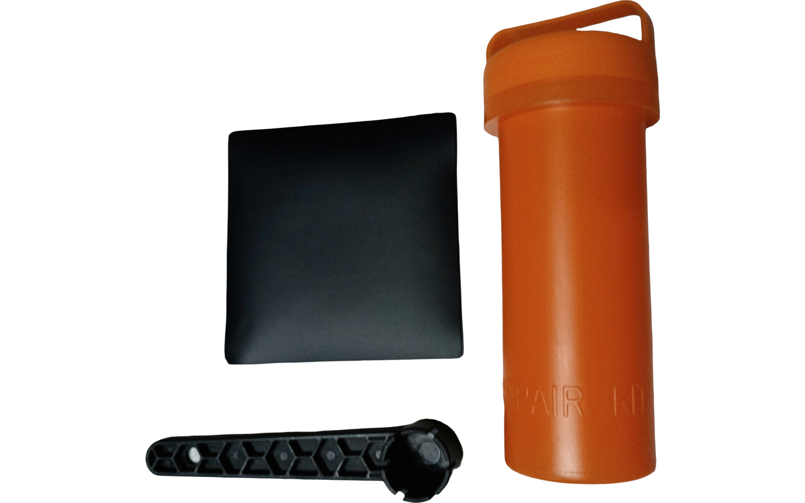Cartera negra, botella de agua naranja y pulsera negra con tachuelas sobre fondo blanco