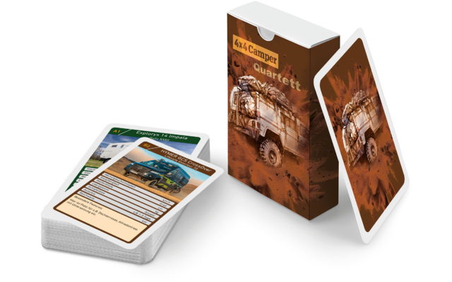 Ein Kartenspiel mit einem offenen Stapel Karten und einem Kartenhalter mit einem Bild eines Autos darauf