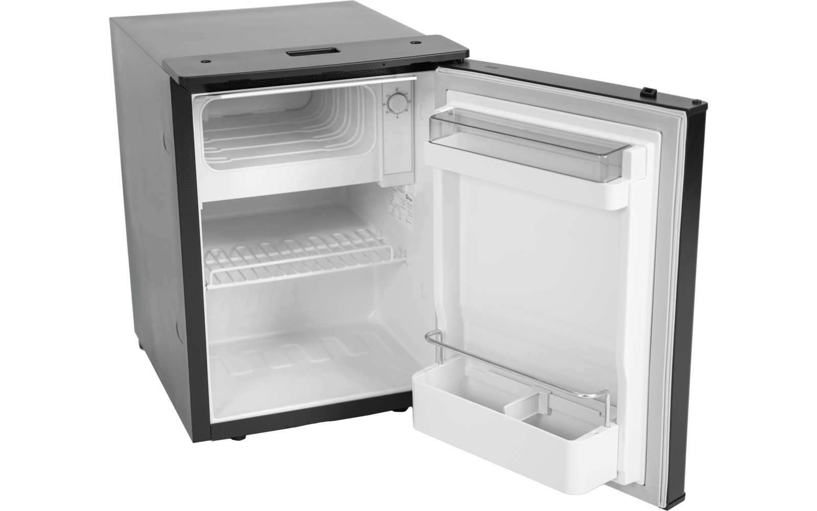 Offener kompakter Kühlschrank mit schwarzer Außenhülle, weißem Innenraum, kleinem Gefrierfach oben, einer Drahtablage und Regalfächern in der Tür