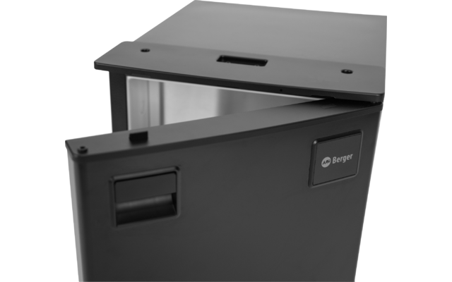 Dunkler Kasten mit aufgeklappter Oberklappe, sichtbares Schild mit der Aufschrift "Berger" auf der Vorderseite