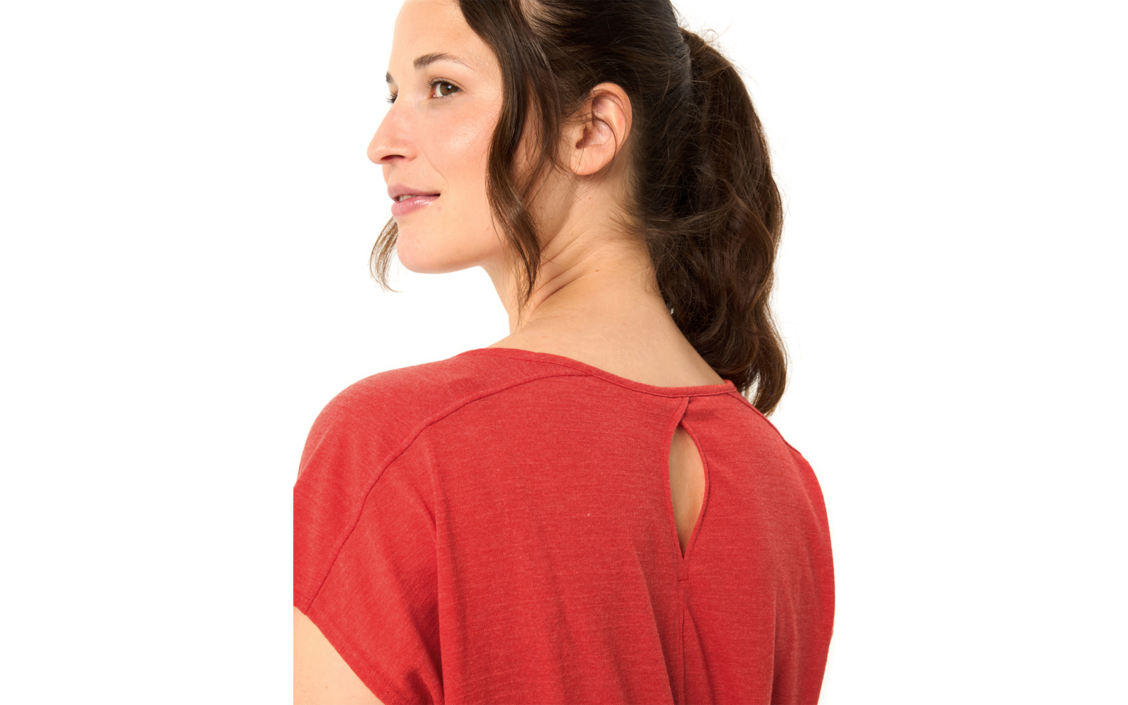 Personne de profil avec queue de cheval foncée, haut rouge à encolure ronde et petite ouverture au dos, fond blanc