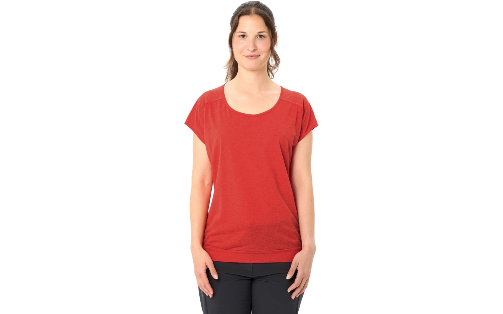 Femme debout, vue de face, porte un t‑shirt rouge et un pantalon foncé, mains le long du corps, fond blanc