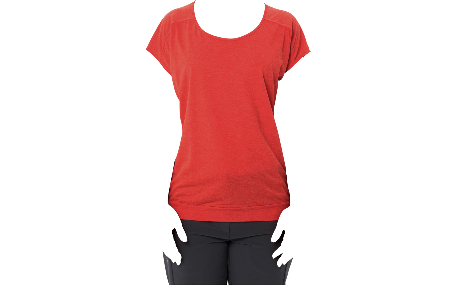 Donna in piedi, vista frontale, indossa una maglietta rossa e pantaloni scuri, mani lungo i fianchi, sfondo bianco