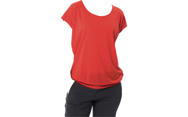 Persona con capelli castani raccolti in coda, indossa una maglia rossa a maniche corte e pantaloni scuri, mani nelle tasche, guarda a destra, sfondo bianco