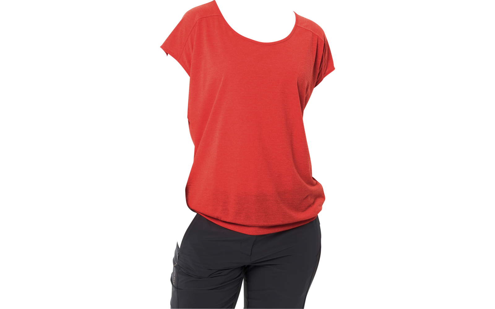 Persona con capelli castani raccolti in coda, indossa una maglia rossa a maniche corte e pantaloni scuri, mani nelle tasche, guarda a destra, sfondo bianco