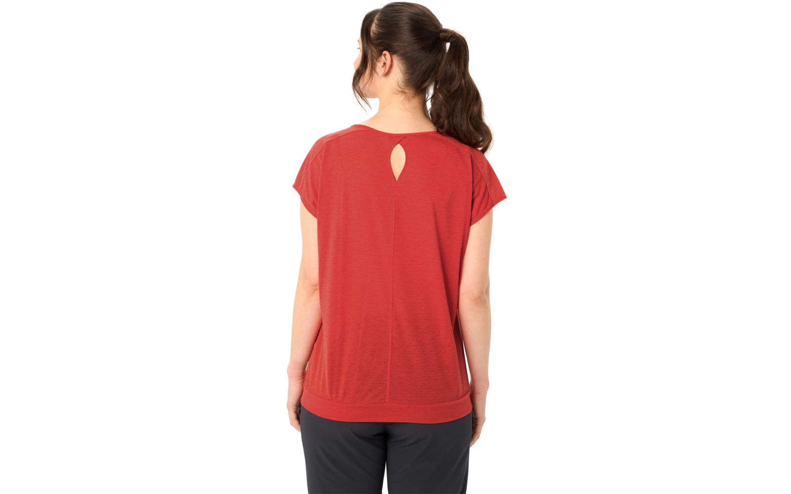 Femme vue de dos, queue de cheval brune, haut rouge à manches courtes avec ouverture en goutte dans le haut du dos, pantalon foncé, fond blanc