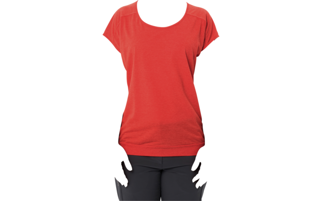 Donna in piedi, vista frontale, indossa una maglietta rossa e pantaloni scuri, mani lungo i fianchi, sfondo bianco