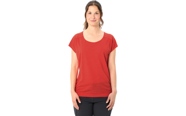 Femme debout, vue de face, porte un t‑shirt rouge et un pantalon foncé, mains le long du corps, fond blanc