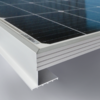 Close-up van een hoek van een zonnepaneel met zwarte zonnecellen en een zilverkleurig aluminium frame