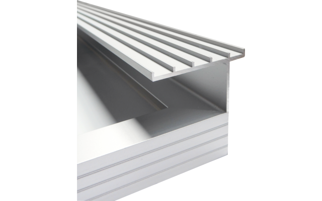 Close-up van een zilverkleurige aluminium profielhoek met geribbelde bovenkant en gladde zijkanten