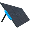 Schwarzes Solarpanel mit blauer Befestigung auf weißem Hintergrund