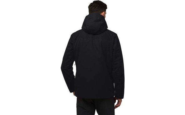 Personne de dos portant une veste à capuche noire et un pantalon sombre sur fond blanc