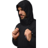 Man met hoodie trekt de capuchon over zijn hoofd