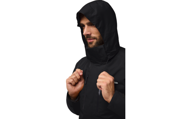 Man met hoodie trekt de capuchon over zijn hoofd