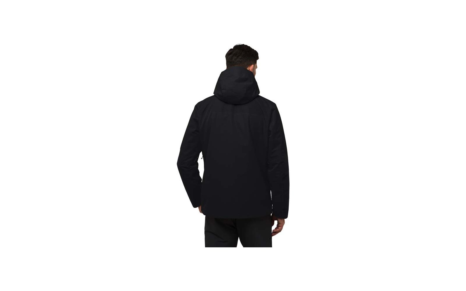 Personne de dos portant une veste à capuche noire et un pantalon sombre sur fond blanc