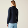 Femme vue de dos portant un haut à manches longues bleu marine et un pantalon bleu