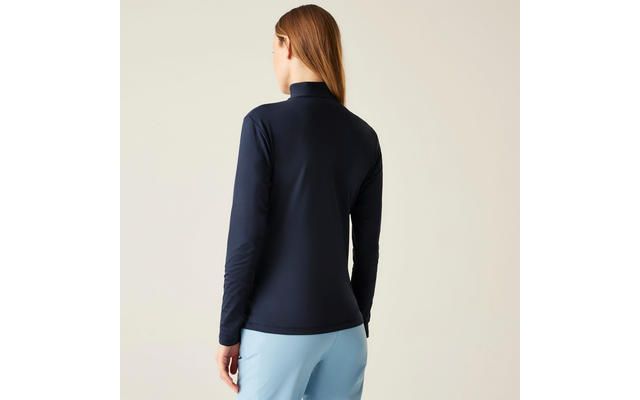 Femme vue de dos portant un haut à manches longues bleu marine et un pantalon bleu