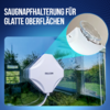 Weiße, quadratisch-abgerundete Halterung mit Aufdruck 'FALCON' an Fensterscheibe, zwei weiße Kabel, Nahaufnahme einer durchsichtigen Saugnapfhalterung, Blick durch das Fenster auf Rasen, Sträucher und Baum; blauer grafischer Hintergrund mit weißem Te