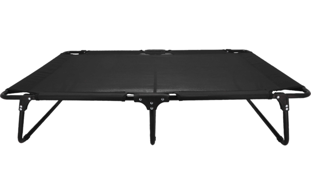 Opgeklapt opvouwbaar veldbed met zwarte stof op een zwart metalen frame en uitgeklapte poten