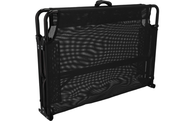 Zwart opgevouwen metalen frame met zwart gaas, rechthoekig, draaghendel bovenaan en kleine wieltjes onderaan
