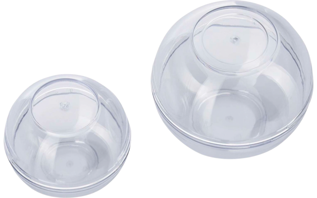 Deux sphères creuses en plastique transparent de tailles différentes avec ligne de joint visible, sur fond blanc
