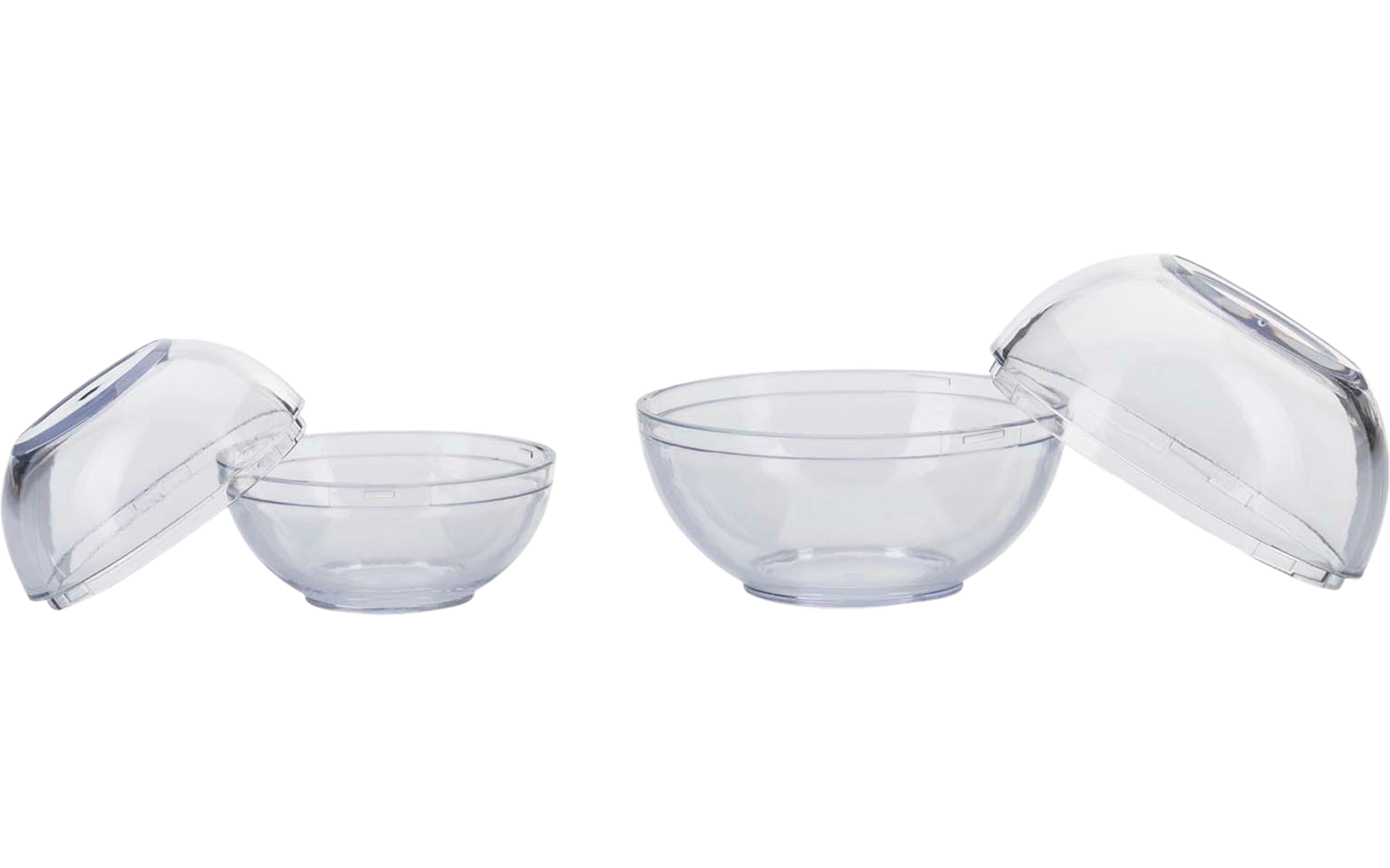 Deux bols transparents en plastique avec couvercles ; à gauche petit bol avec couvercle à côté, à droite grand bol avec couvercle partiellement posé