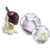 Oignon rouge (entier et coupé en deux) et ail (tête et gousses épluchées), en partie dans des récipients en verre ronds sur une surface blanche réfléchissante