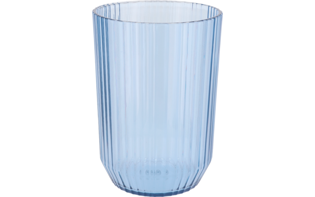Hellblaues, transparentes Trinkglas mit vertikalen Rillen, leer