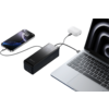 Handy, Powerbank und Laptop verbunden durch Ladekabel auf weißem Untergrund