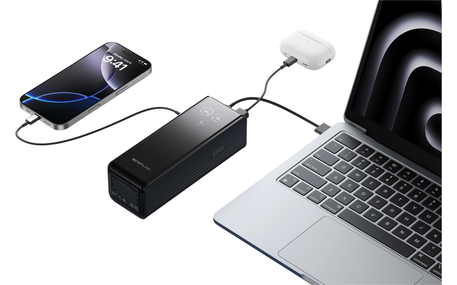 Handy, Powerbank und Laptop verbunden durch Ladekabel auf weißem Untergrund