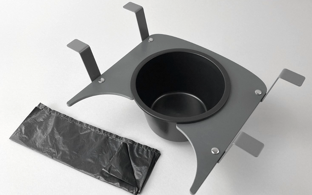 Porte-gobelet noir avec clips de fixation et une feuille en plastique noire à côté du porte-gobelet