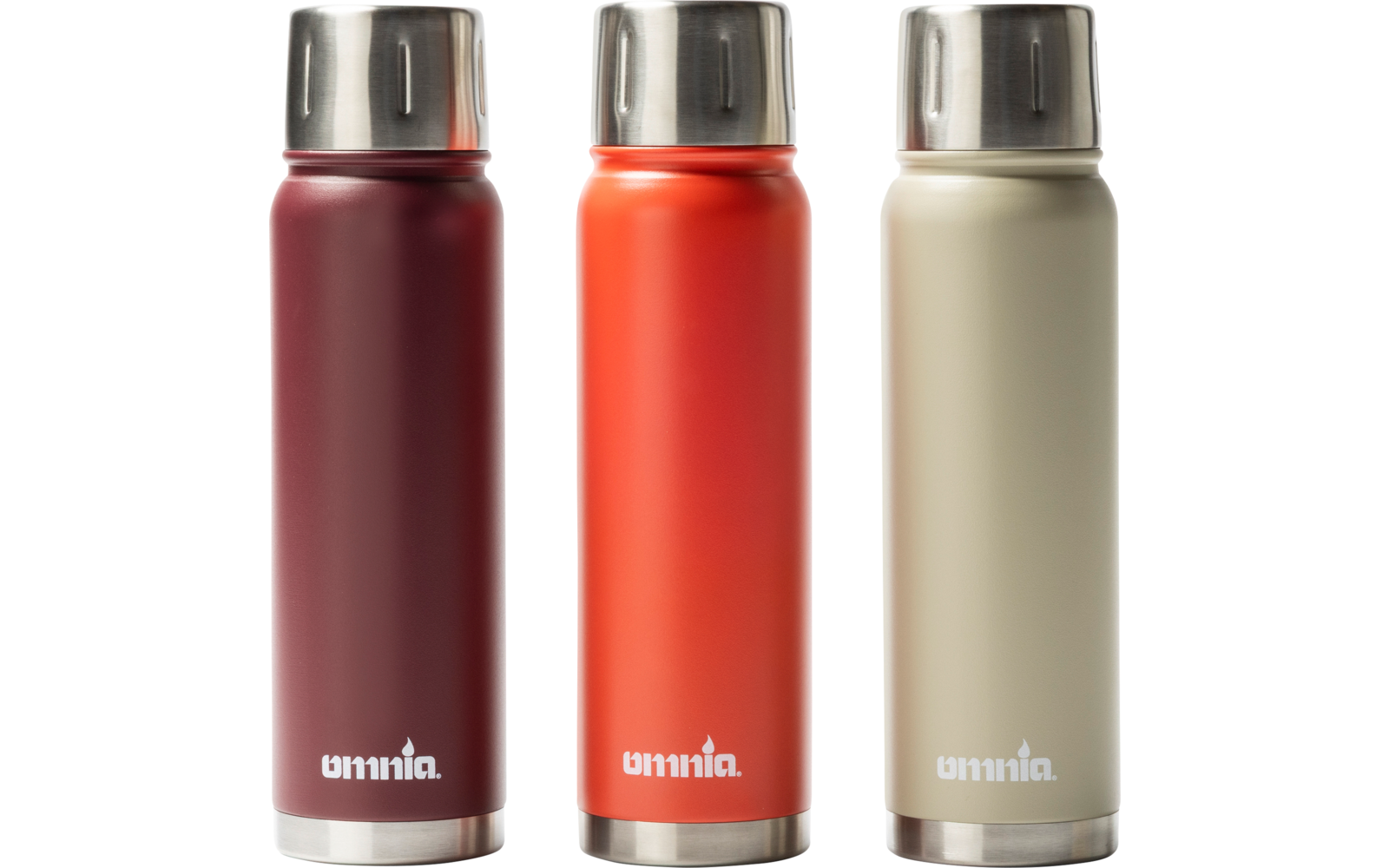 Drie roestvrijstalen geïsoleerde flessen met metalen schroefdoppen naast elkaar op een witte achtergrond. Kleuren: donkerrood, rood-oranje, beige. Witte tekst 'omnia' onderaan op elke fles