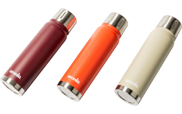 Drie cilindervormige flessen in bordeauxrood, oranje en beige met zilveren deksels op een witte achtergrond