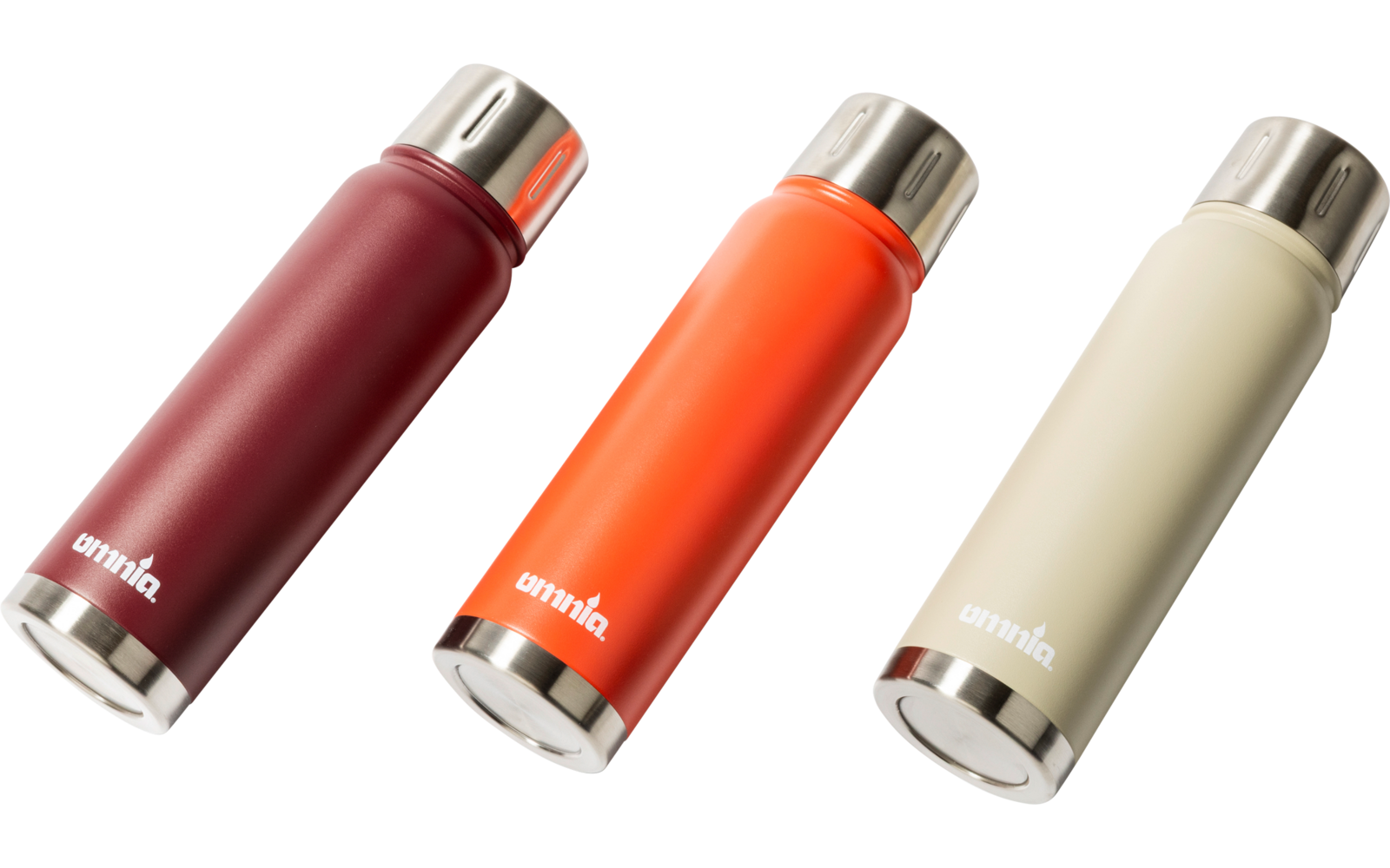 Drie cilindervormige flessen in bordeauxrood, oranje en beige met zilveren deksels op een witte achtergrond