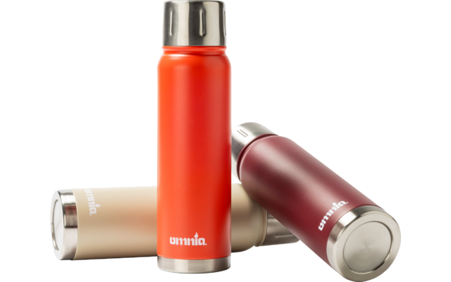 Drei metallene Trinkflaschen: eine orange stehende Flasche vorne, eine gold-beige und eine dunkelrote Flasche liegen dahinter, alle mit silbernen Schraubverschlüssen