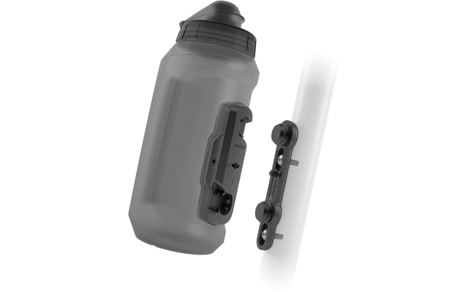 Kunststoff-Sportflasche mit Trinkaufsatz und abnehmbarem Seitenhalter, daneben eine separate Montagestrip an einer senkrechten Röhre