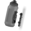 Kunststoff-Sportflasche mit Trinkaufsatz und abnehmbarem Seitenhalter, daneben eine separate Montagestrip an einer senkrechten Röhre