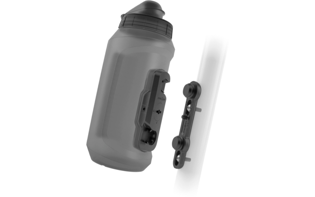 Kunststoff-Sportflasche mit Trinkaufsatz und abnehmbarem Seitenhalter, daneben eine separate Montagestrip an einer senkrechten Röhre