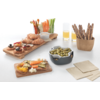 Verschiedene Brotsorten, Snacks und Dips auf einem weißen Tisch