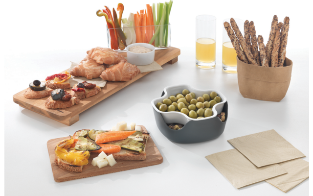 Verschiedene Brotsorten, Snacks und Dips auf einem weißen Tisch