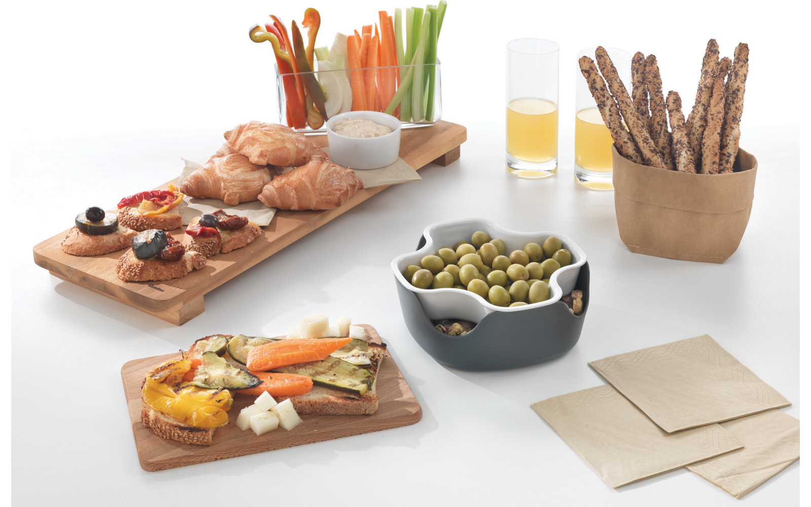 Verschiedene Brotsorten, Snacks und Dips auf einem weißen Tisch