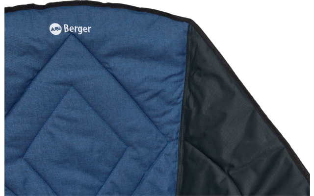 Nahaufnahme eines blauen, gestepp­ten Polsters mit Rautenmuster und weißem Schriftzug "Berger" oben links; rechts schwarzer Stoff