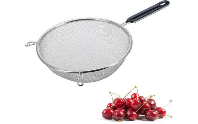 Metallsieb mit schwarzem Griff; daneben mehrere rote Kirschen mit Stielen