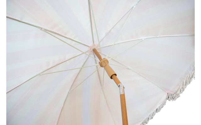 Unterseite eines pastellgestreiften Sonnenschirms mit Holzstange und Metallstreben