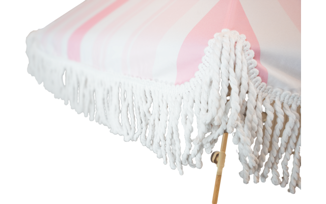 Nahaufnahme einer rosé-weiß gestreiften Sonnenschirmbespannung mit weißen Quastenfransen und Holzstange