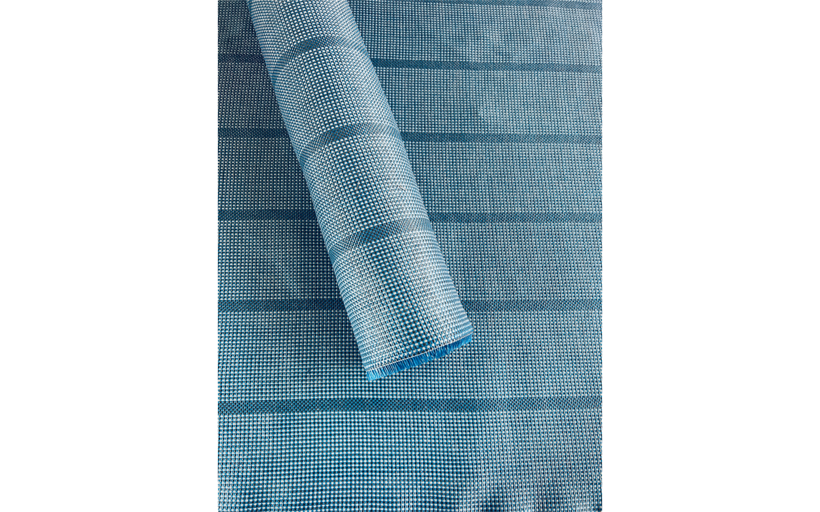 Nahaufnahme einer blauen, gerollten und flach ausgebreiteten Matte mit Streifen