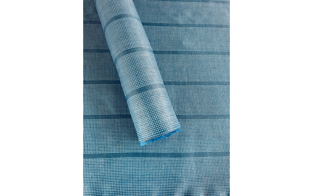 Nahaufnahme einer blauen, gerollten und flach ausgebreiteten Matte mit Streifen