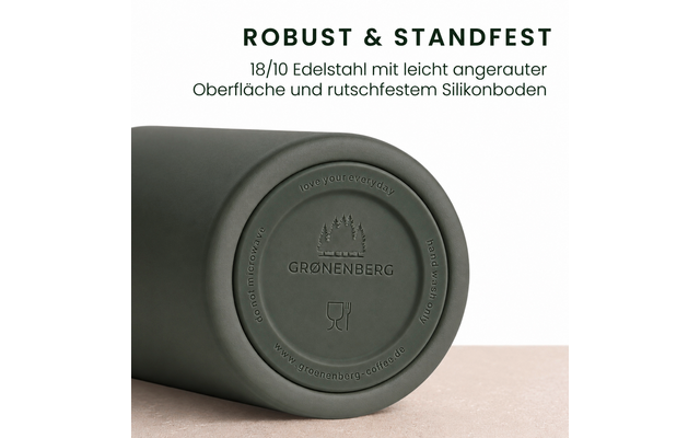 Dunkelgrüner Edelstahlbecher liegt auf der Seite; Blick auf den runden Silikonboden mit geprägtem Logo GRONENBERG, Gabel- und Glas-Symbole, umlaufende Texte 'love your everyday', 'do not microwave', 'hand wash only' und eine Webadresse; oben große Üb