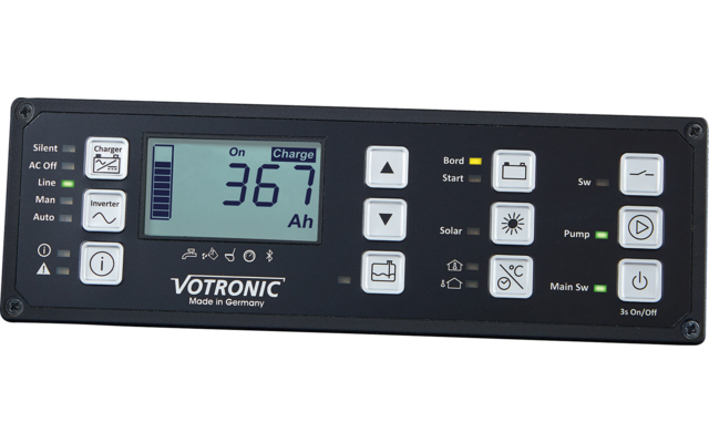 Panneau de commande noir avec écran LCD affichant 'On Charge 367 Ah', plusieurs boutons carrés avec icônes et flèches et le texte 'VOTRONIC made in Germany'